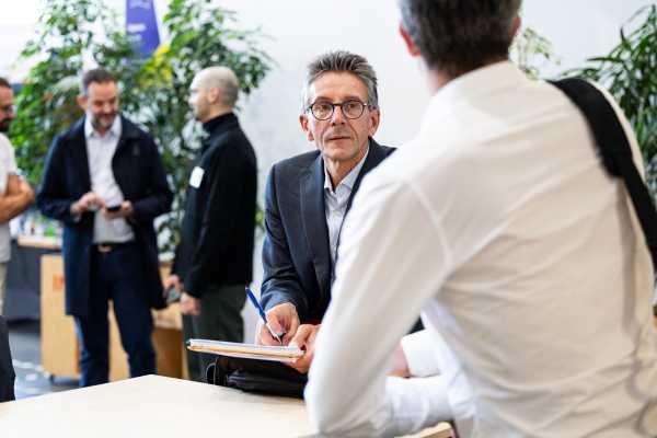 Profils d'individus en train d'échanger